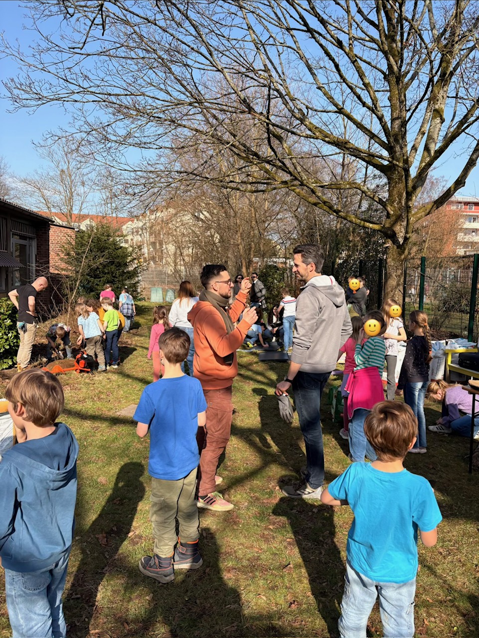 Kinder erkunden den neuen Naturbereich