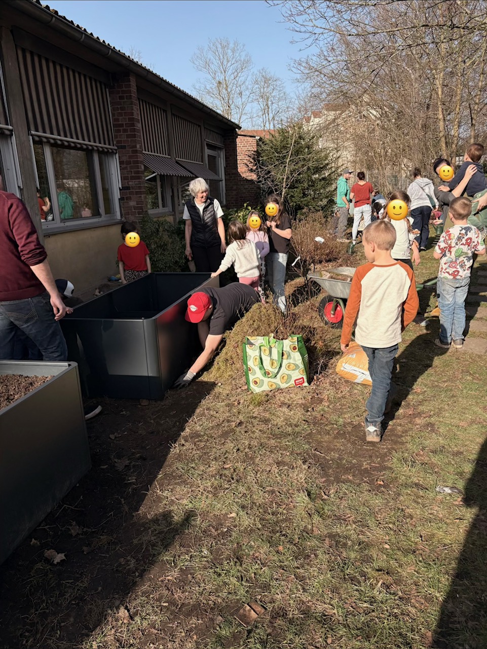 Kind hält eine Pflanze in der Hand